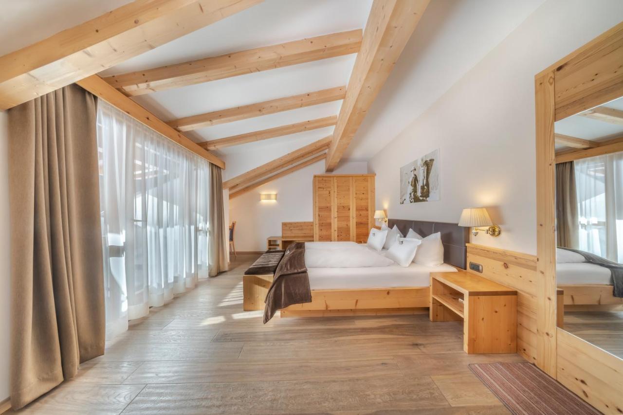 Hotel Chalet Dlaces Selva di Val Gardena Bagian luar foto